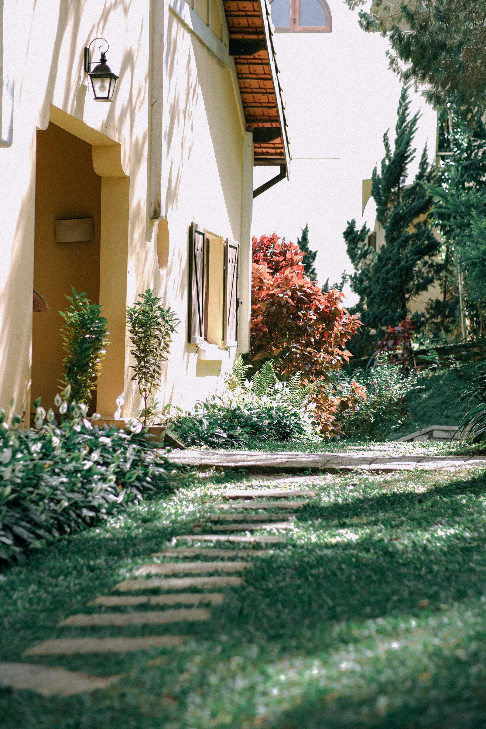 How to Create a Cozy and Welcoming Home - Home & Garden