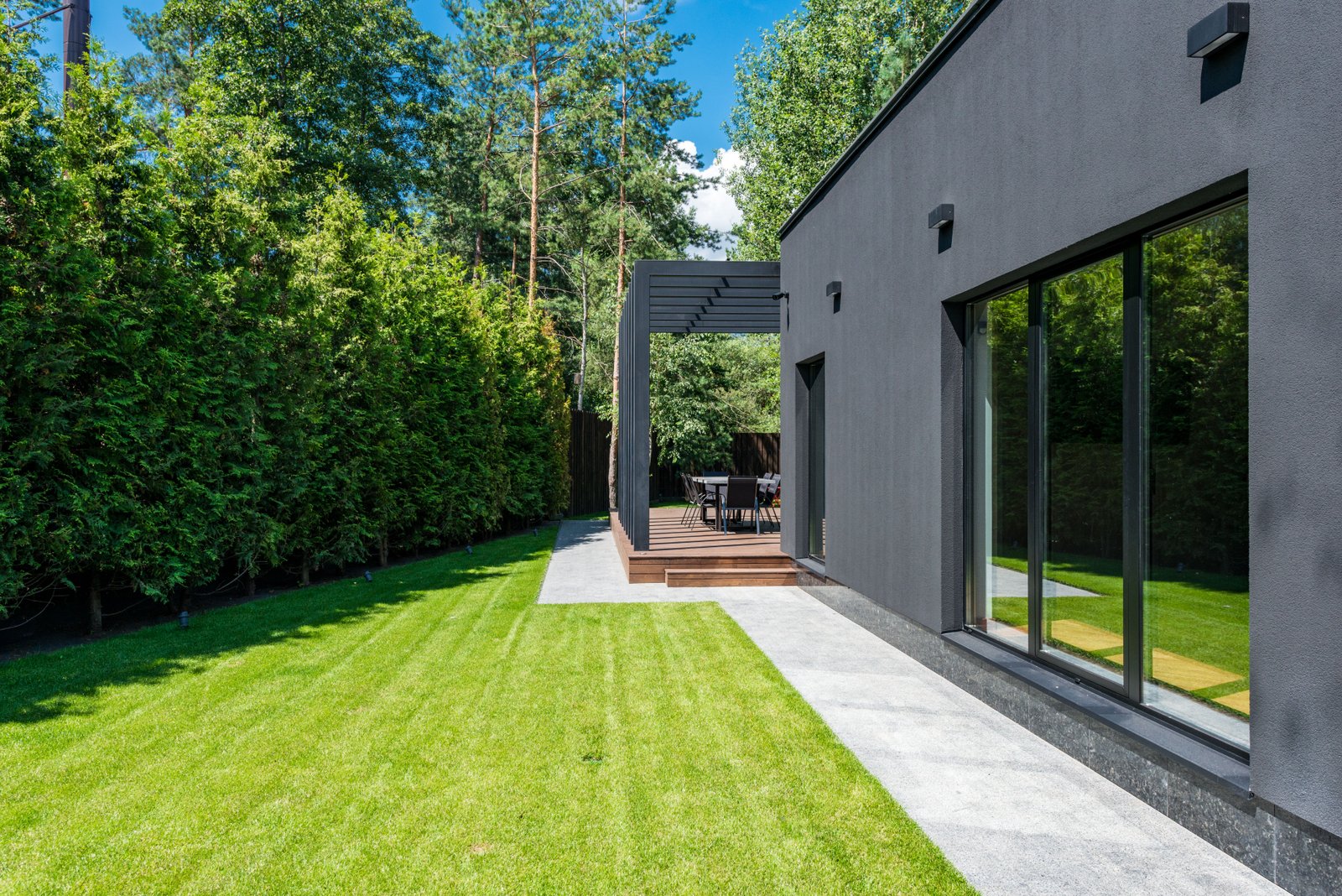 How to Choose Materials for Garden Furniture - Home & Garden